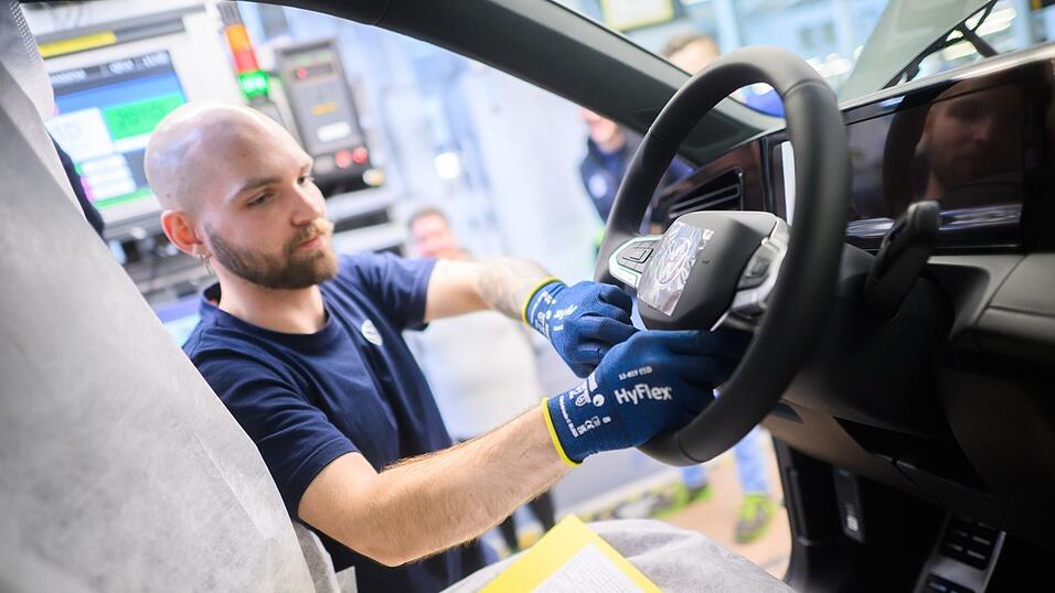Erstmals seit 2019 wurden damit wieder mehr als 500.000 Autos in Wolfsburg gebaut. (Archivbild) Erstmals seit 2019 wurden damit wieder mehr als 500.000 Autos in Wolfsburg gebaut. (Archivbild)