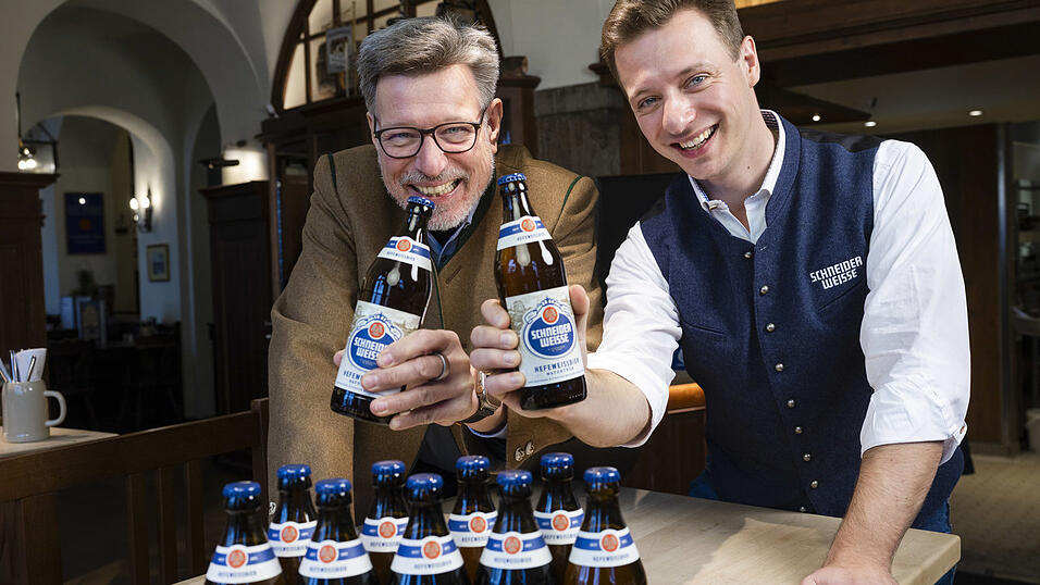 Georg VII. Schneider (r.) hatte erst Anfang 2025 die Leitung der Kelheimer Brauerei von seinem Vater, Georg VI. Schneider, &uuml;bernommen.