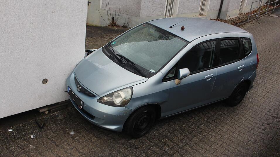 Das Auto der Seniorin prallte gegen eine Garage.