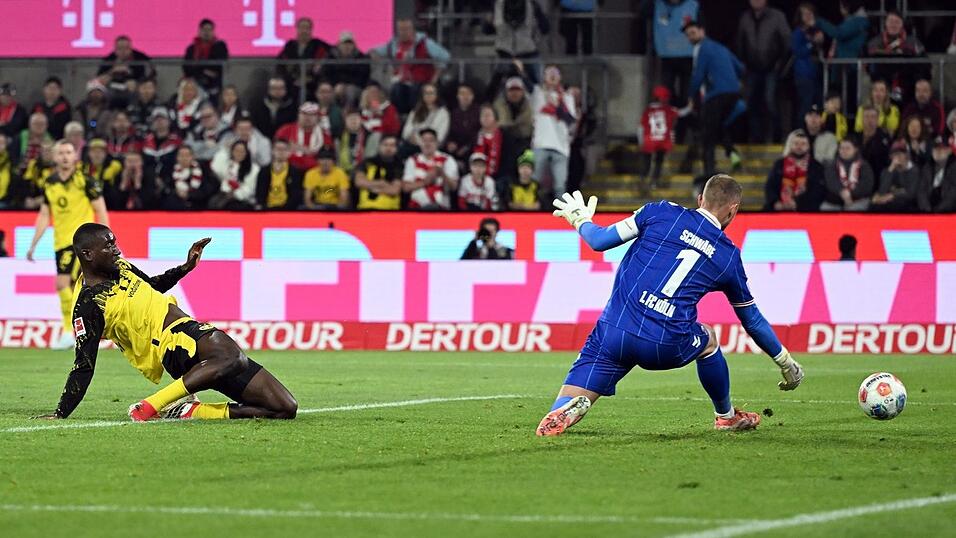 Serhou Guirassy (l) schoss den BVB in F&uuml;hrung.