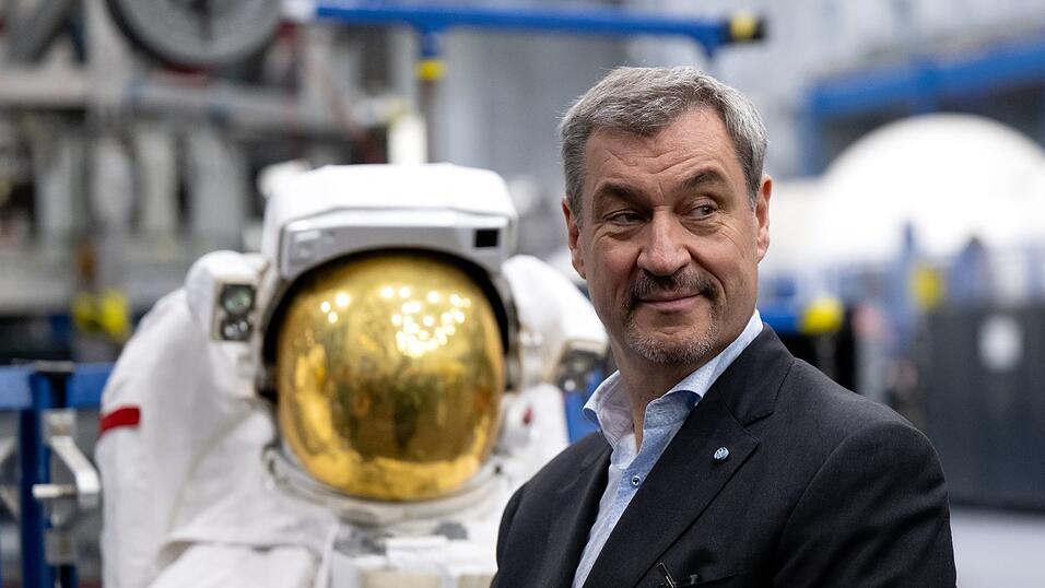 Bei der NASA in Houston f&uuml;hlt sich Weltraum-Fan S&ouml;der sichtlich wohl.