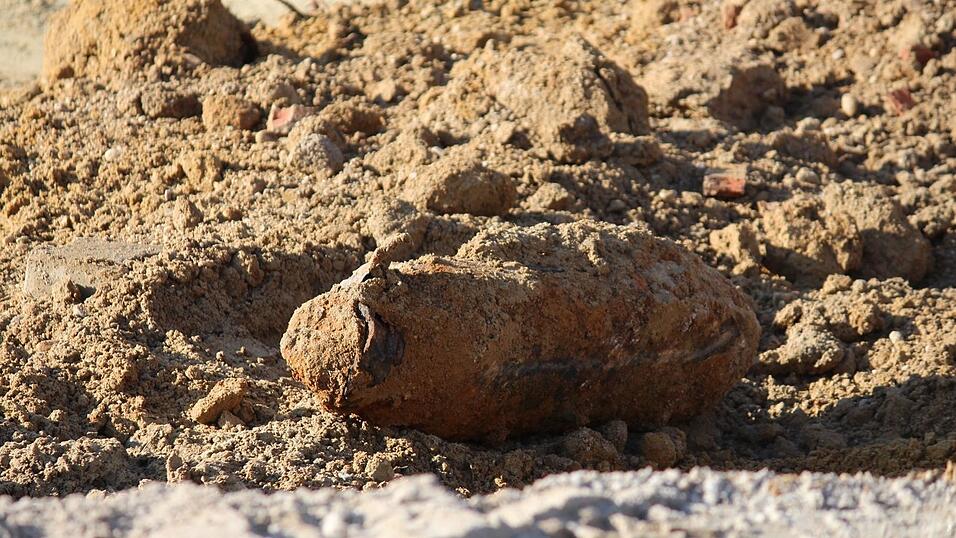 So sieht sie aus, die 125 Kilogramm schwere amerikanische Fliegerbombe, die am Donnerstag ganz Straubing in Atem gehalten hat. So sieht sie aus, die 125 Kilogramm schwere amerikanische Fliegerbombe, die am Donnerstag ganz Straubing in Atem gehalten hat.