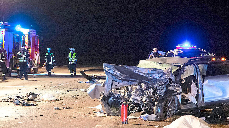 Überall liegen Trümmer auf der Autobahn A 99 Überall liegen Trümmer auf der Autobahn A 99