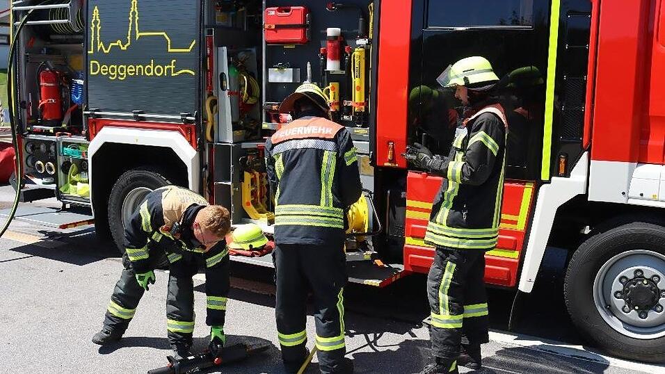 Bei Niederkandlbach im Landkreis Deggendorf ist es zu einem schweren Unfall gekommen. Bei Niederkandlbach im Landkreis Deggendorf ist es zu einem schweren Unfall gekommen.