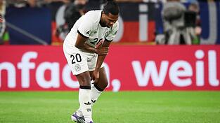Serge Gnabry fasst sich in Bratislava an den verletzten linken Arm.