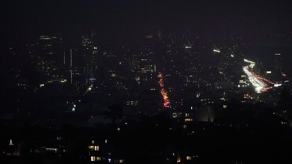 Die Skyline der nordkalifornischen Metropole ist ungew&ouml;hnlich dunkel.