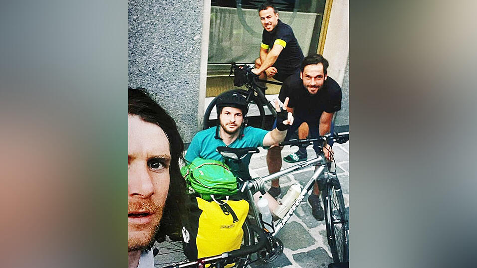 Endlich in Wien (v. l.): Daniel Windeisen, Philipp Santl, Tobias Becker und Andreas Fe&szlig; haben gerade die letzten 140 Kilometer geschafft.