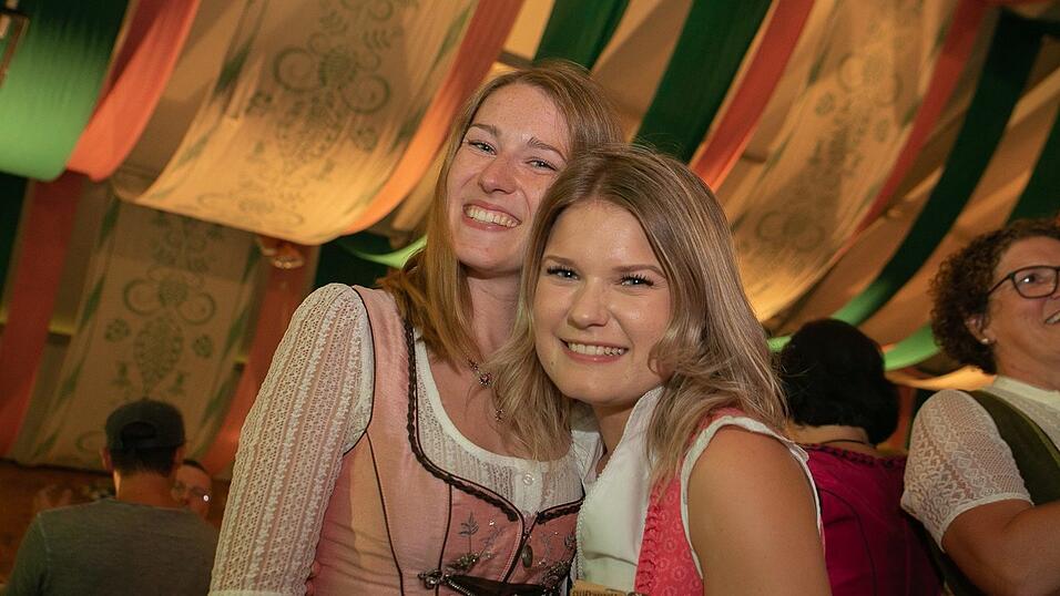 Am Dienstag spielte der Menzl im Festzelt Weckmann auf. Diese Blasmusikfreunde waren mit dabei.