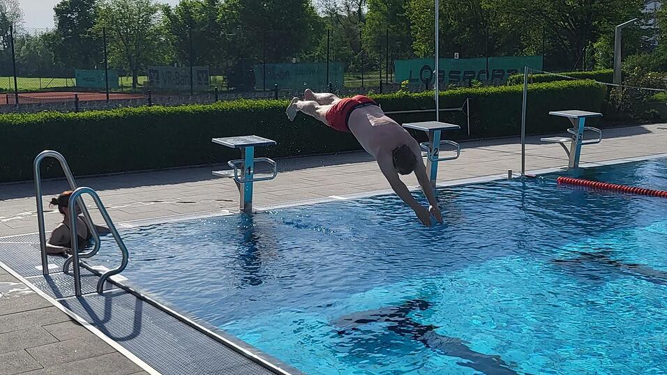 Als B&uuml;rgermeister hat man die Ehre, als erster Badegast den Sprung ins k&uuml;hle Nass zu wagen.