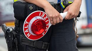 Laut Polizei machte der Autofahrer kurz vor der Kontrollstelle kehrt. (Symbolbild)