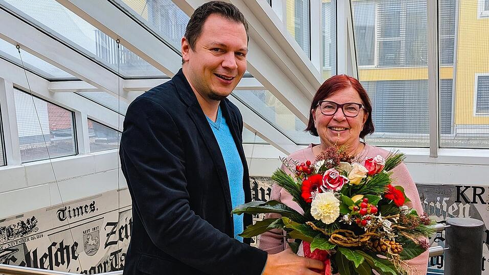 LZ-Redaktionsleiter Johannes B&auml;umel bedankt sich bei Veronika Lengfelder f&uuml;r ihre jahrelange T&auml;tigkeit als Reporterin in Wallersdorf und Umgebung. Zum Abschied gab es einen Blumenstrau&szlig;.