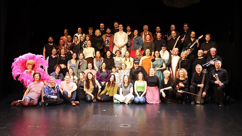 War fix eingeplant am Ostersonntag, bei der zehnten Auff&uuml;hrung: Ein Gruppenbild des Ensembles. Am kommenden Samstag &ouml;ffnet sich zum letzten Mal der Vorhang f&uuml;r diese Erfolgs-Produktion.