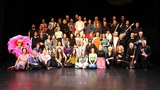 War fix eingeplant am Ostersonntag, bei der zehnten Auff&uuml;hrung: Ein Gruppenbild des Ensembles. Am kommenden Samstag &ouml;ffnet sich zum letzten Mal der Vorhang f&uuml;r diese Erfolgs-Produktion.