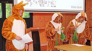 Als „OGV-Hasen“ verkleidet, stellte das Vorstandstrio Hans Högerl, Diana Schreiner und Anita Hastreiter (von links) den Gleißenberger Verein vor. Als „OGV-Hasen“ verkleidet, stellte das Vorstandstrio Hans Högerl, Diana Schreiner und Anita Hastreiter (von links) den Gleißenberger Verein vor.
