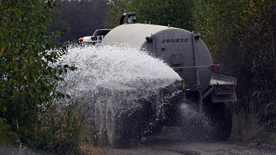 Landwirte mit Wassertanks unterstützen die Löscharbeiten beim Waldbrand im Hürtgenwald. Landwirte mit Wassertanks unterstützen die Löscharbeiten beim Waldbrand im Hürtgenwald.