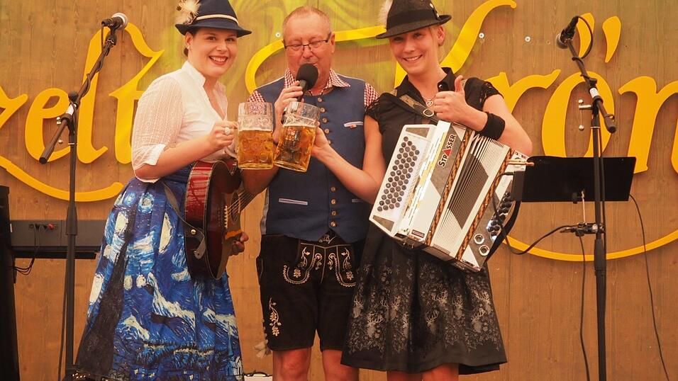 Der 'Irlbacher Stammtisch' mit Charly Sipmeier sorgte im Festzelt Krönner für Begeisterung. Der 'Irlbacher Stammtisch' mit Charly Sipmeier sorgte im Festzelt Krönner für Begeisterung.