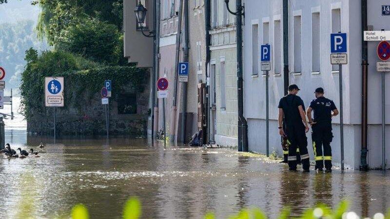 Feuerwehrmänner im Hochwasser der Donau. Feuerwehrmänner im Hochwasser der Donau.