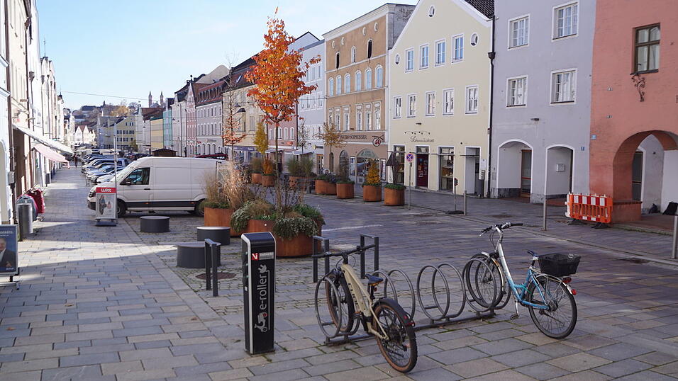 Die Sitzbankgruppen am Stadtplatz in Vilsbiburg werden neu geordnet. Geplant ist, in den kommenden Wochen Bänke und Pflanztröge so zusammenzustellen, dass wieder mehr Raum für Autoparkplätze entsteht. Ein Teil der Sitzbankgruppe soll etwa an der Stelle errichtet werden, wo die beiden Fahrräder stehen. Die Sitzbankgruppen am Stadtplatz in Vilsbiburg werden neu geordnet. Geplant ist, in den kommenden Wochen Bänke und Pflanztröge so zusammenzustellen, dass wieder mehr Raum für Autoparkplätze entsteht. Ein Teil der Sitzbankgruppe soll etwa an der Stelle errichtet werden, wo die beiden Fahrräder stehen.