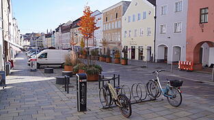 Die Sitzbankgruppen am Stadtplatz in Vilsbiburg werden neu geordnet. Geplant ist, in den kommenden Wochen Bänke und Pflanztröge so zusammenzustellen, dass wieder mehr Raum für Autoparkplätze entsteht. Ein Teil der Sitzbankgruppe soll etwa an der Stelle errichtet werden, wo die beiden Fahrräder stehen. Die Sitzbankgruppen am Stadtplatz in Vilsbiburg werden neu geordnet. Geplant ist, in den kommenden Wochen Bänke und Pflanztröge so zusammenzustellen, dass wieder mehr Raum für Autoparkplätze entsteht. Ein Teil der Sitzbankgruppe soll etwa an der Stelle errichtet werden, wo die beiden Fahrräder stehen.