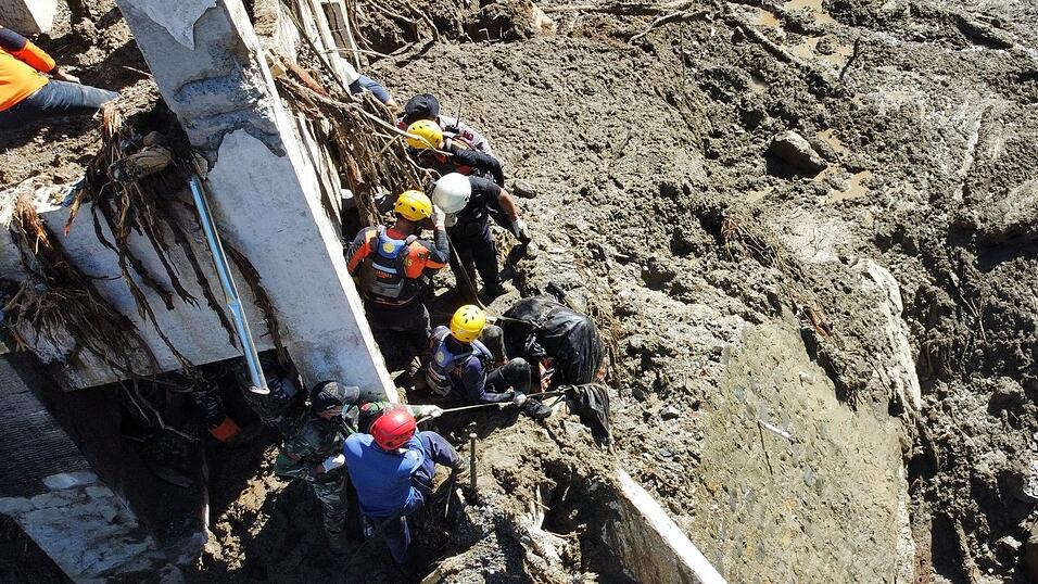 Die Zahl der Toten auf Sumatra steigt weiter - und viele Menschen werden noch vermisst.