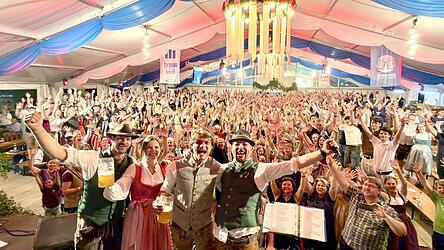 Ein Bild, das beweist - Furth kann Volksfest! Julia und Max mit den beiden Festwirten vor den Hunderten, die Montagabend den Drachenstich ausklingen lie&szlig;en.
