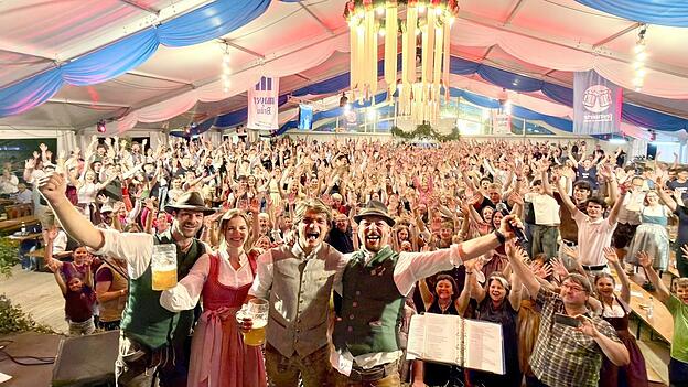 Ein Bild, das beweist - Furth kann Volksfest! Julia und Max mit den beiden Festwirten vor den Hunderten, die Montagabend den Drachenstich ausklingen ließen. Ein Bild, das beweist - Furth kann Volksfest! Julia und Max mit den beiden Festwirten vor den Hunderten, die Montagabend den Drachenstich ausklingen ließen.