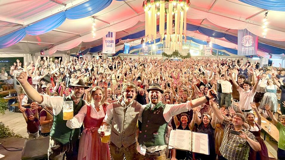 Ein Bild, das beweist - Furth kann Volksfest! Julia und Max mit den beiden Festwirten vor den Hunderten, die Montagabend den Drachenstich ausklingen ließen. Ein Bild, das beweist - Furth kann Volksfest! Julia und Max mit den beiden Festwirten vor den Hunderten, die Montagabend den Drachenstich ausklingen ließen.
