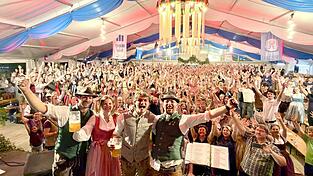 Ein Bild, das beweist - Furth kann Volksfest! Julia und Max mit den beiden Festwirten vor den Hunderten, die Montagabend den Drachenstich ausklingen ließen. Ein Bild, das beweist - Furth kann Volksfest! Julia und Max mit den beiden Festwirten vor den Hunderten, die Montagabend den Drachenstich ausklingen ließen.