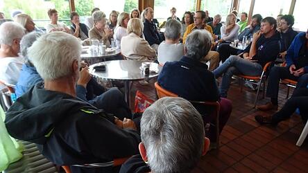 Auf großes Interesse bei den Stammbesuchern des Freibades Viechtach stieß das Kaffeekränzchen des Freibadesvereins. Im Mittelpunkt stand dabei der geplante Umbau. Bürgermeister Franz Wittmann (Mitte, mit gelber Jacke) musste sich teilweise massive Kritik wegen der vorgesehenen Änderungen anhören.