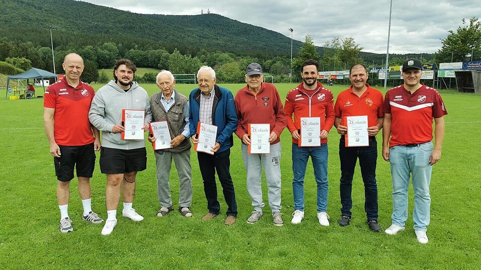 Der SV Rimbach zeichnete Mitglieder für langjährige Treue aus. Der SV Rimbach zeichnete Mitglieder für langjährige Treue aus.