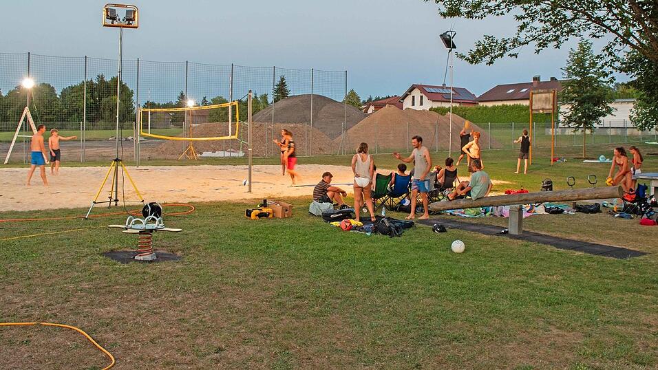 Eine Beleuchtung wurde für den Beachvolleyballplatz aufgebaut. So wurden Spiele vor Publikum bis in die Nacht ausgetragen. Eine Beleuchtung wurde für den Beachvolleyballplatz aufgebaut. So wurden Spiele vor Publikum bis in die Nacht ausgetragen.