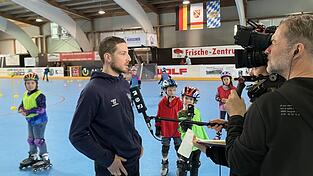 Neugierig fahren die Kinder um Fabian Hillmeier herum. Der Trainer und Bundesligaspieler wird genauso interviewt wie später einige Kinder und Eltern selbst.
