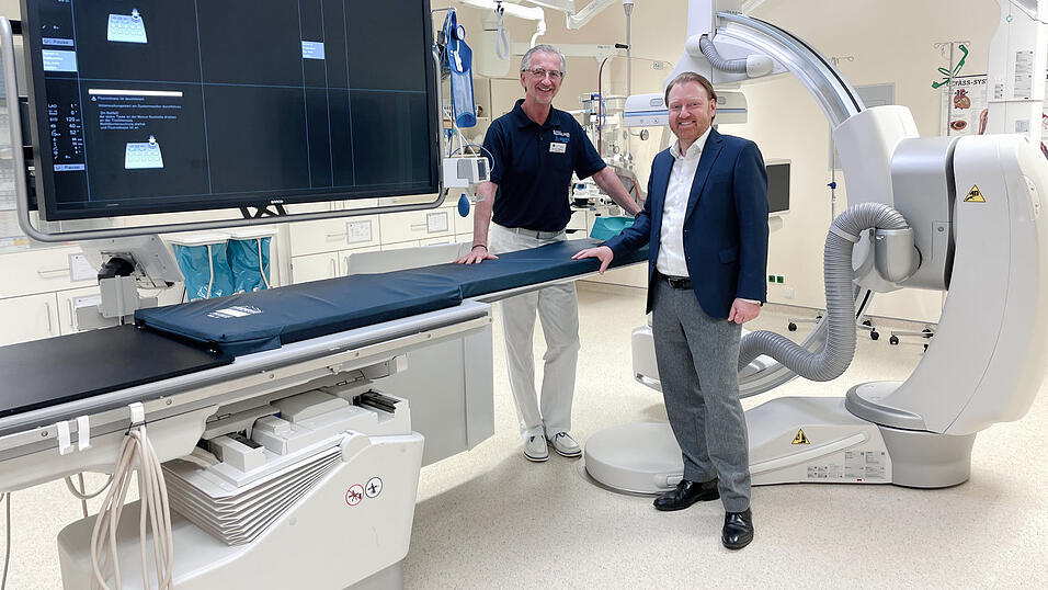Sind froh über die Investition in die interventionelle Radiologie (Anwendung medizinischer Bildgebungsverfahren zur Unterstützung von Ärzten bei der Diagnose und Behandlung bestimmter Probleme mit Blut- und Lymphgefäßen) des Klinikums: Chefarzt Dr. Hannes Häuser (l.) und Klinikum-Geschäftsführer Dr. Martin Baumann.