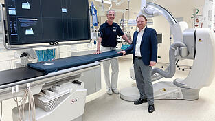 Sind froh über die Investition in die interventionelle Radiologie (Anwendung medizinischer Bildgebungsverfahren zur Unterstützung von Ärzten bei der Diagnose und Behandlung bestimmter Probleme mit Blut- und Lymphgefäßen) des Klinikums: Chefarzt Dr. Hannes Häuser (l.) und Klinikum-Geschäftsführer Dr. Martin Baumann.