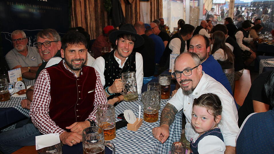 Trotz Regen feiern die Gäste ausgelassen im Festzelt. Trotz Regen feiern die Gäste ausgelassen im Festzelt.