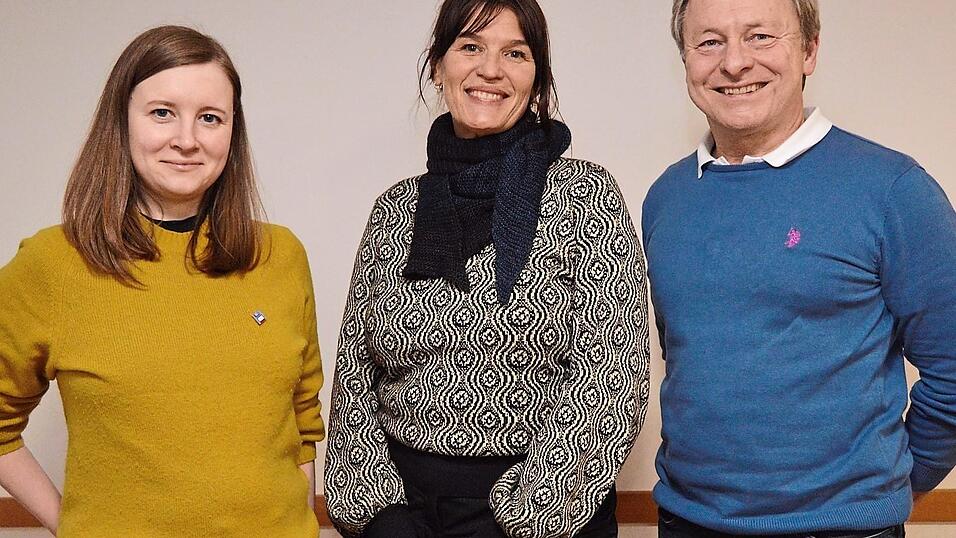 Vereinsvorsitzende Tina Naumovic (Mitte) und die Neuen im Vorstand von Stalag Moosburg: zweite Vorsitzende Elena Petuhova und Kassier Martin Deutinger.