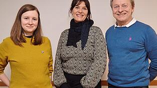 Vereinsvorsitzende Tina Naumovic (Mitte) und die Neuen im Vorstand von Stalag Moosburg: zweite Vorsitzende Elena Petuhova und Kassier Martin Deutinger.