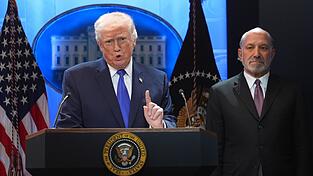 Zun&auml;chst k&uuml;ndigte US-Pr&auml;sident Trump am Freitag einen weltweiten Zollsatz auf Importe in die USA von 10 Prozent an - um ihn dann am Folgetag auf 15 Prozent hochzusetzen.