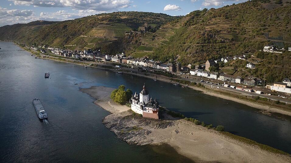 Das Niedrigwasser am Rhein belastet die deutsche Wirtschaft. Das Niedrigwasser am Rhein belastet die deutsche Wirtschaft.