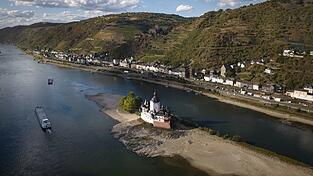 Das Niedrigwasser am Rhein belastet die deutsche Wirtschaft. Das Niedrigwasser am Rhein belastet die deutsche Wirtschaft.