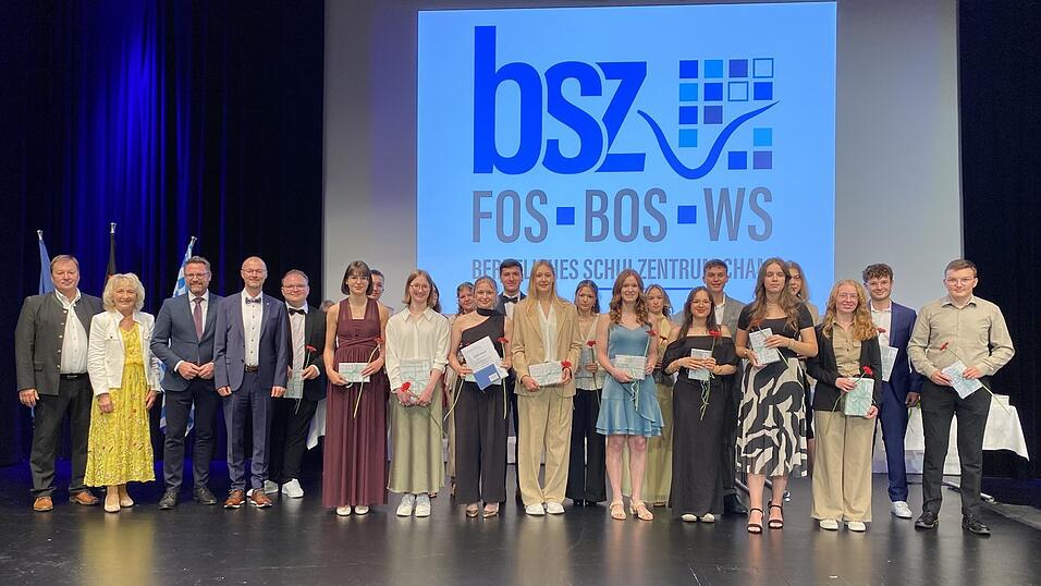 Freudestrahlende Gesichter: Die geehrten Absolventen mit Walter Dendorfer, Gerlinde Gra&szlig;l, Dr. Gerhard Hopp und Schulleiter Joachim Raab (von links)