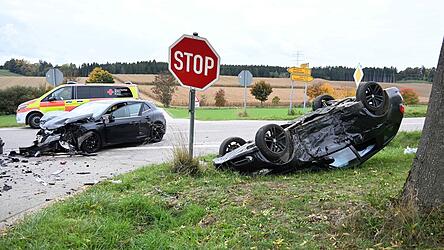 Ein Abschlepper barg die nicht mehr fahrbereiten Autos. 