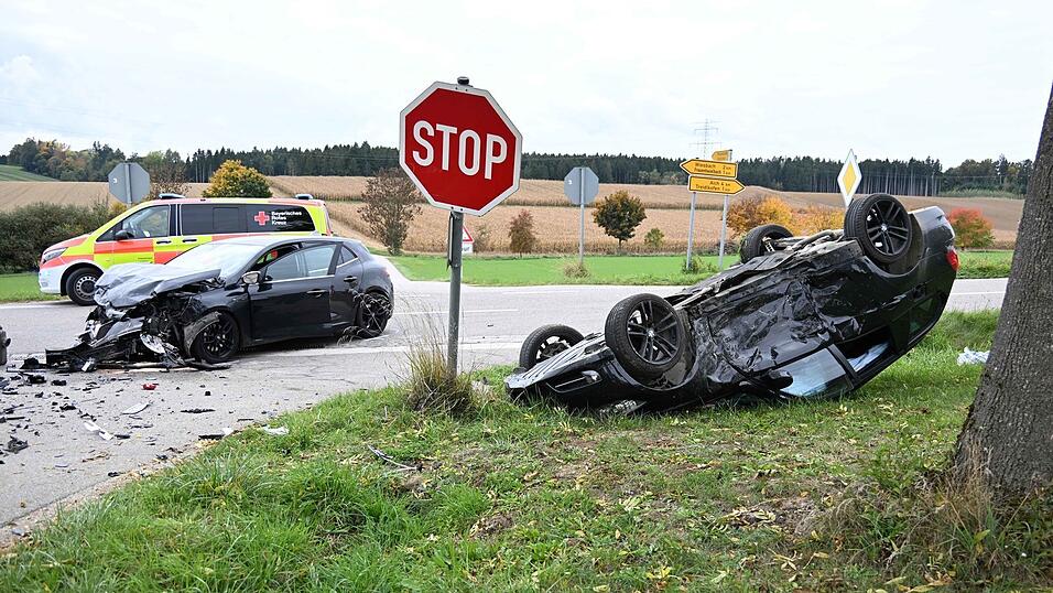 Ein Abschlepper barg die nicht mehr fahrbereiten Autos. 