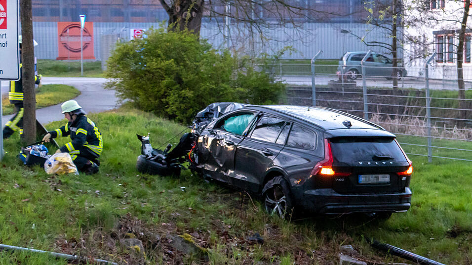 Der Volvo wurde bei dem Unfall komplett demoliert, auch die Leitplanke trug einigen Schaden davon.