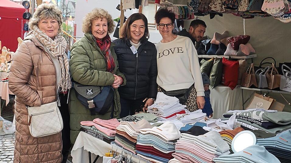 Auch Kleidung f&uuml;r das Enkelkind gab es bei einem der vielen St&auml;nde.