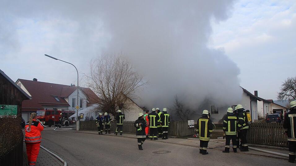 In Thumhausen bei Nittendorf fing eine Scheune Feuer.