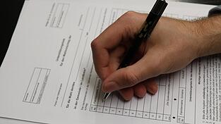 Vor der Wahl müssen Freie Wähler und BSW jeweils 385 Unterschriften für ihre Listen sammeln. Vor der Wahl müssen Freie Wähler und BSW jeweils 385 Unterschriften für ihre Listen sammeln.