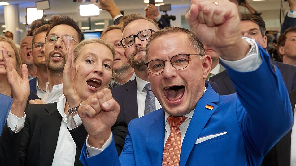 Die beiden AfD-Bundesvorsitzenden Alice Weidel (l.) und Tino Chrupalla (r.) jubeln am Sonntagabend bei den ersten Hochrechnungen zur Europawahl.