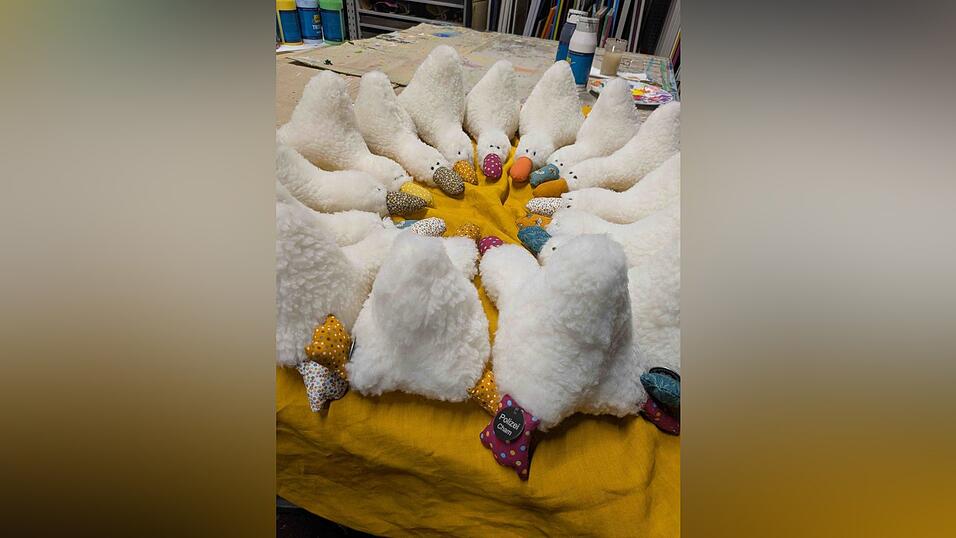 In liebevoller Handarbeit stellen Mitarbeiter des Campus die SOS-Enten her. In liebevoller Handarbeit stellen Mitarbeiter des Campus die SOS-Enten her.