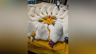 In liebevoller Handarbeit stellen Mitarbeiter des Campus die SOS-Enten her.